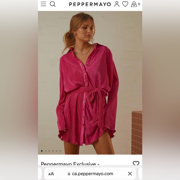 - Pleated plisse fabric
- Flowing ballon sleeves
- Matching waist tie include - Picture 2 of 3